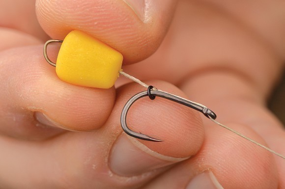 Step-by-step: How to tie the perfect maggot rig