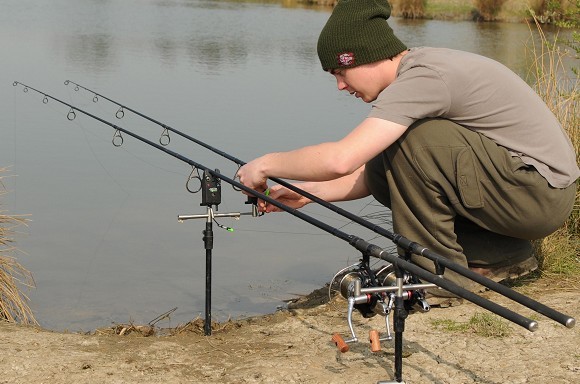 F09-RP8030-2 Easy to Install to Bank Stick Rod Pod Carp Fishing