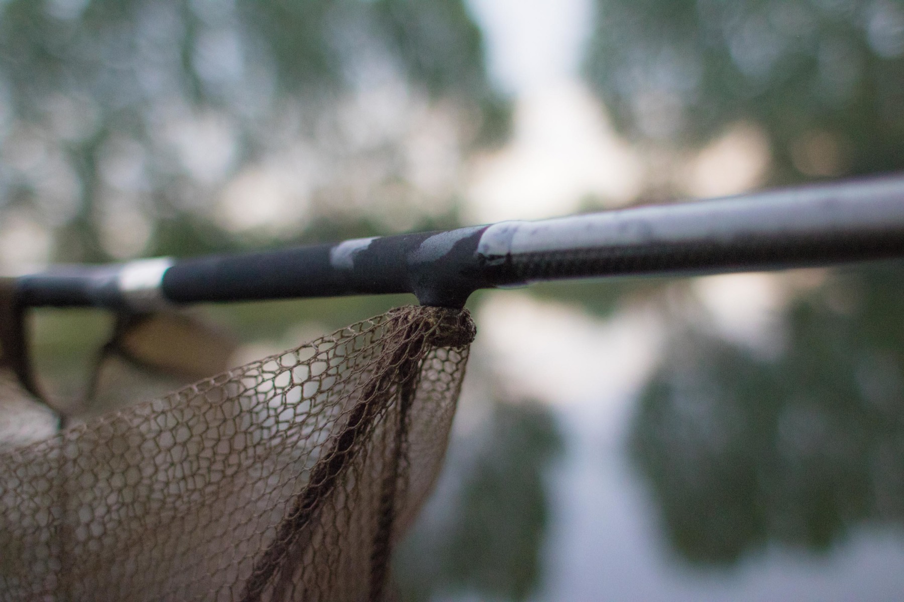 There is a magnet in the base of the net which marries up with one in the handle, so you can clip the mesh out of the way when it’s not in use