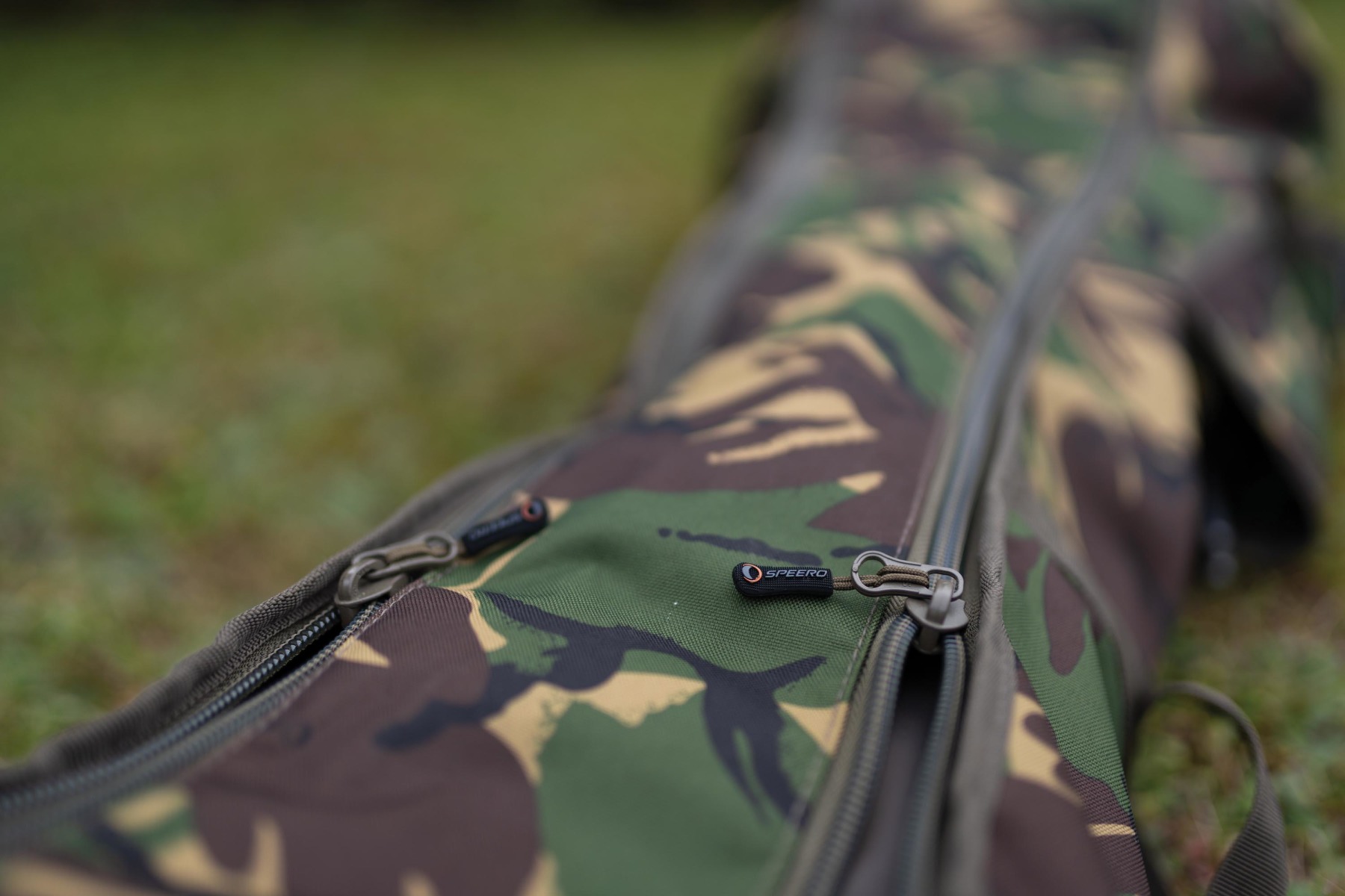 Of course it comes with the military spec zips which are used throughout the Speero range