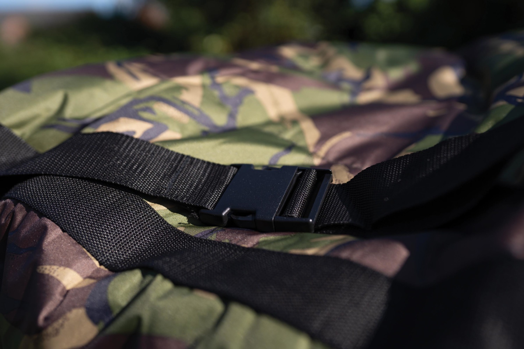 …Plus a central fixing strap that clips in place underneath the mattress to stop the bag twisting