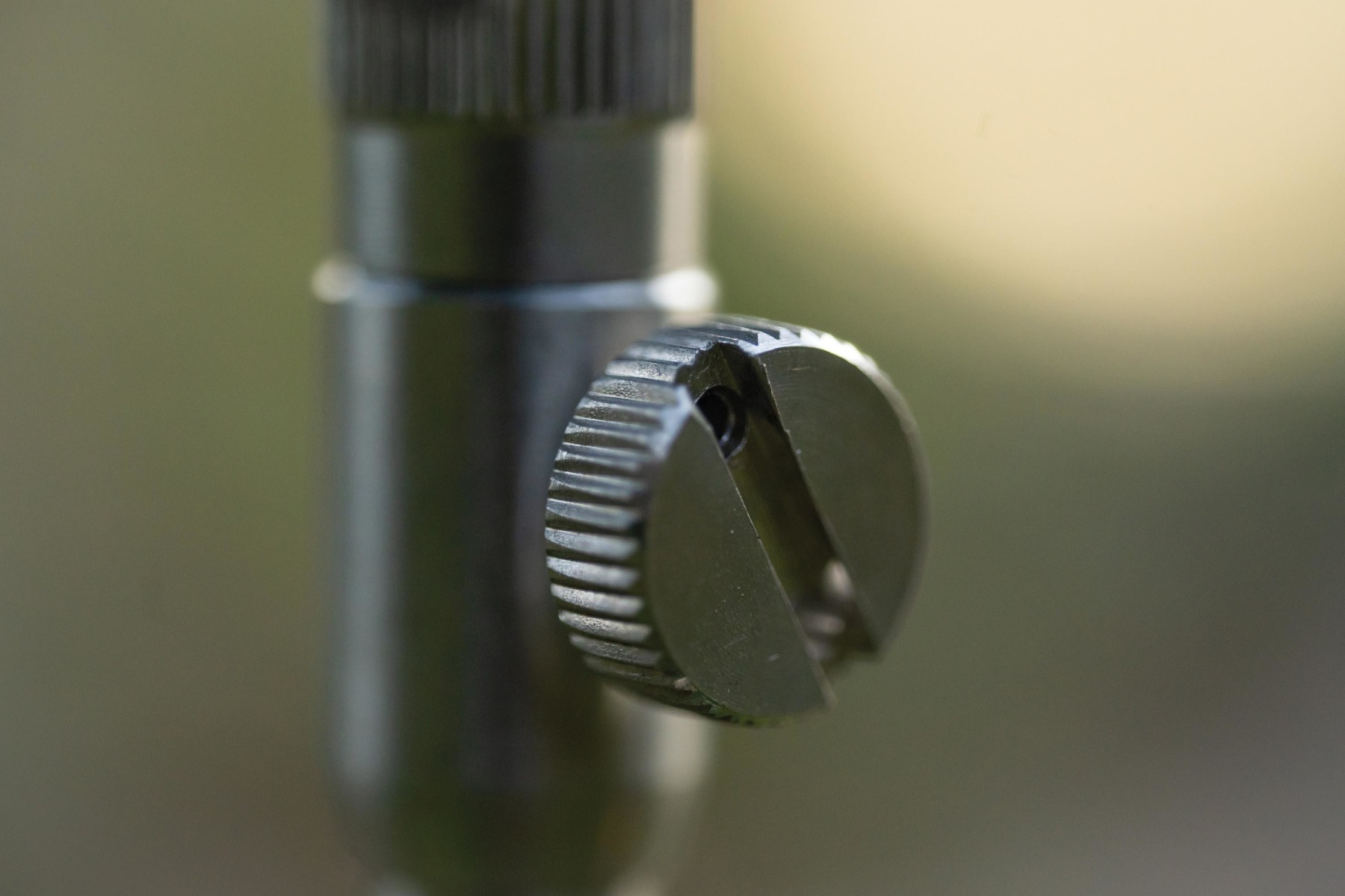 Anti-loss thumbscrew come as standard