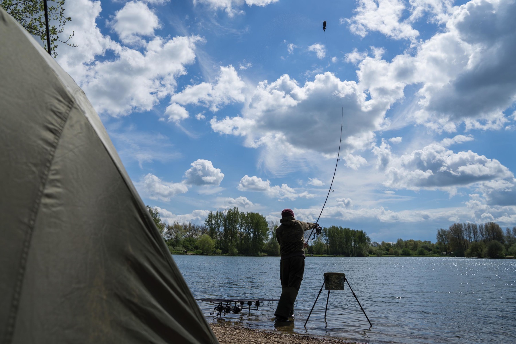 





 



Unlike many anglers, Kev prefers to give them a big hit of food rather than feed little and often