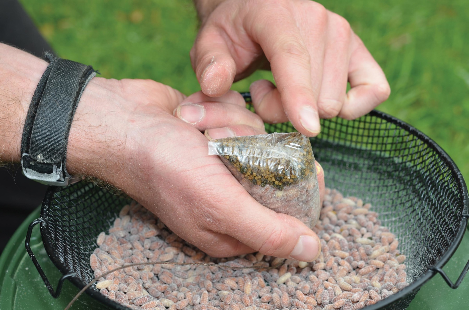 7.
Lick and pinch over the corners of the solid bag at the base.