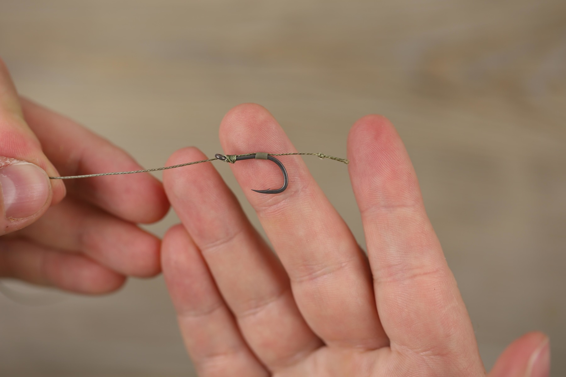 Set your Hair length and then position the silicone opposite the barb before securing the hook with a Knotless Knot. 