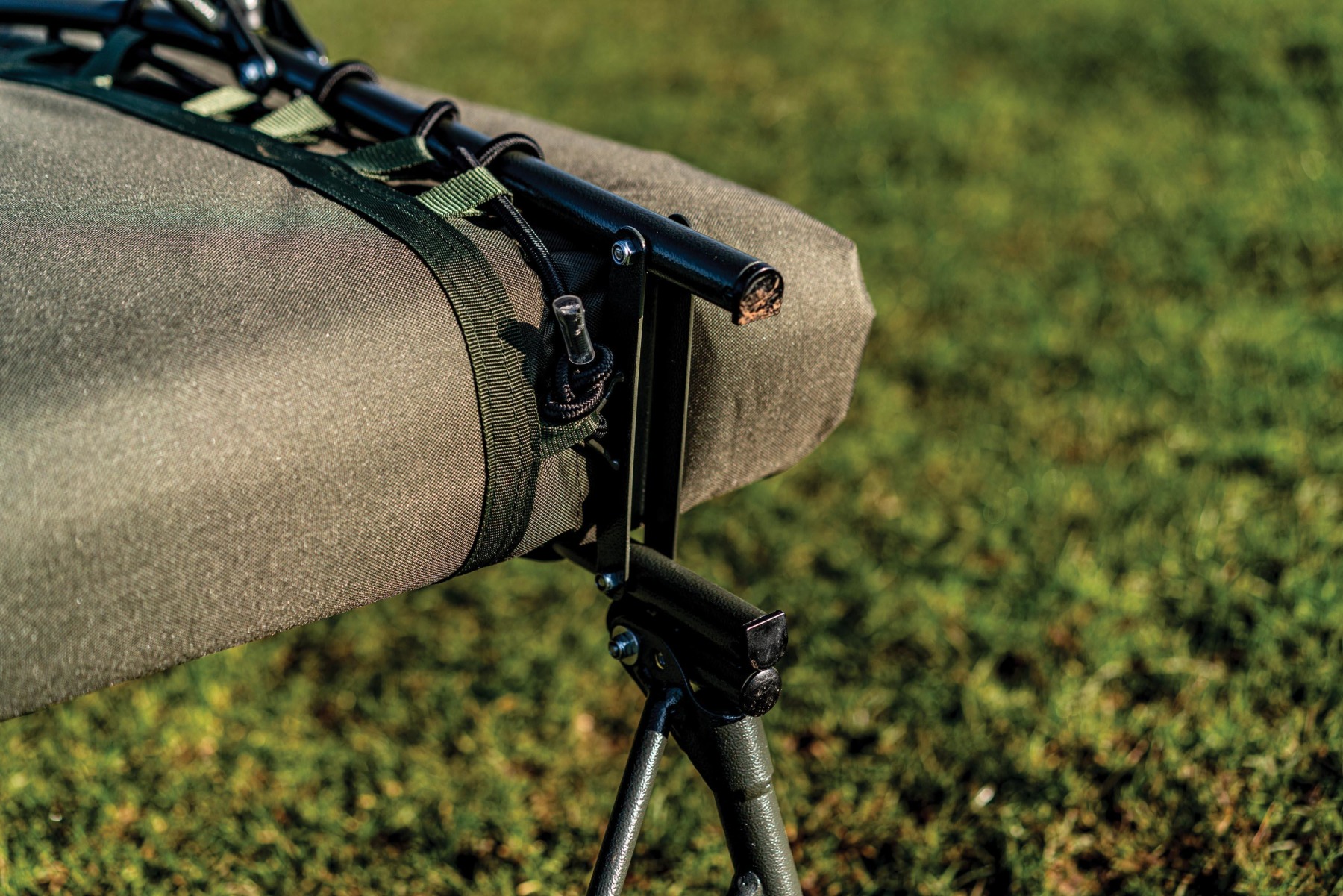 Throw hinges means you lie dead flat and can store your sleeping bag in there