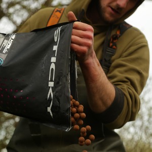 Mitch uses as many boilies as he can afford, in 16 to 24mm sizes 