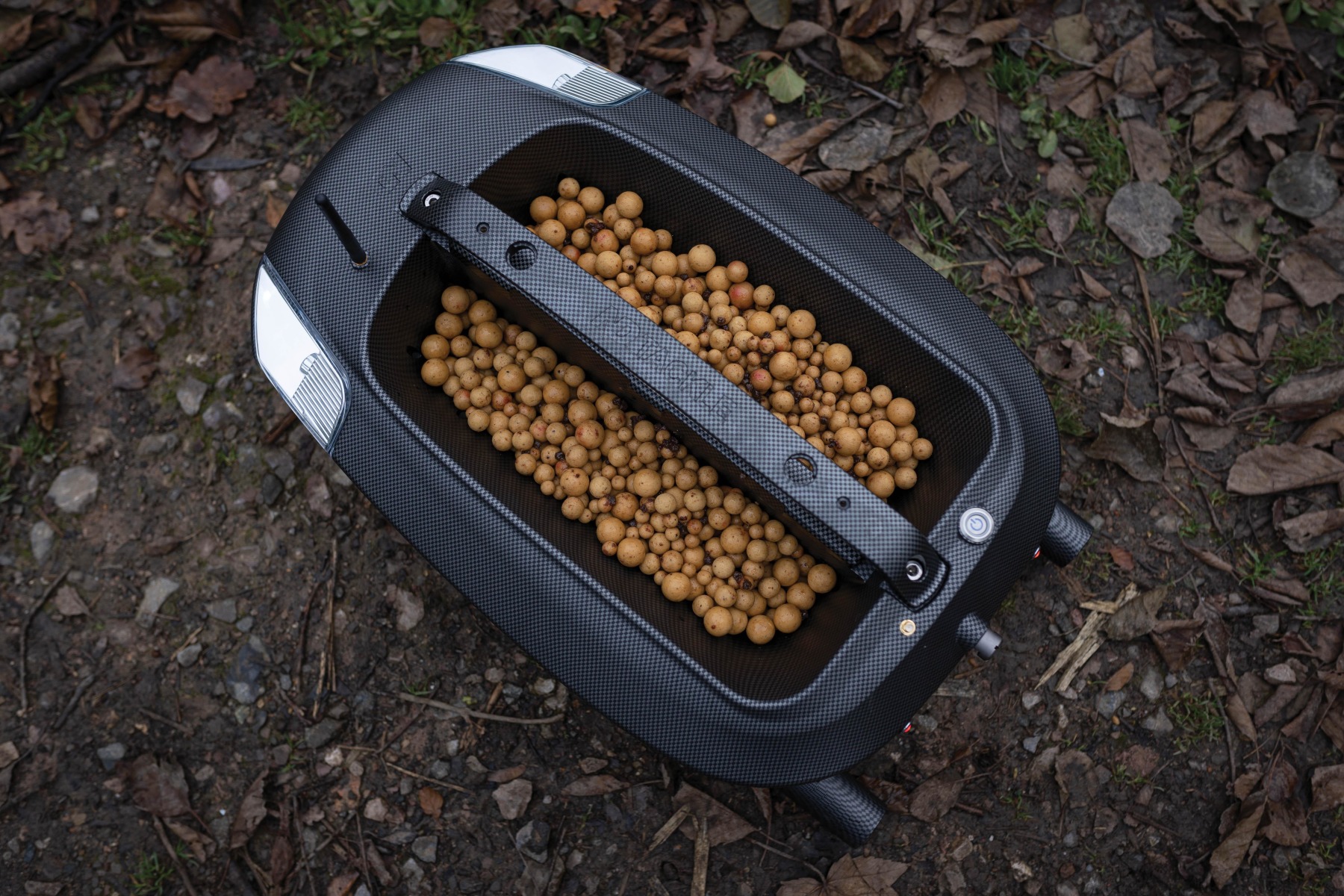 The two hoppers can accommodate 1.5kg of bait each and are independently controlled.